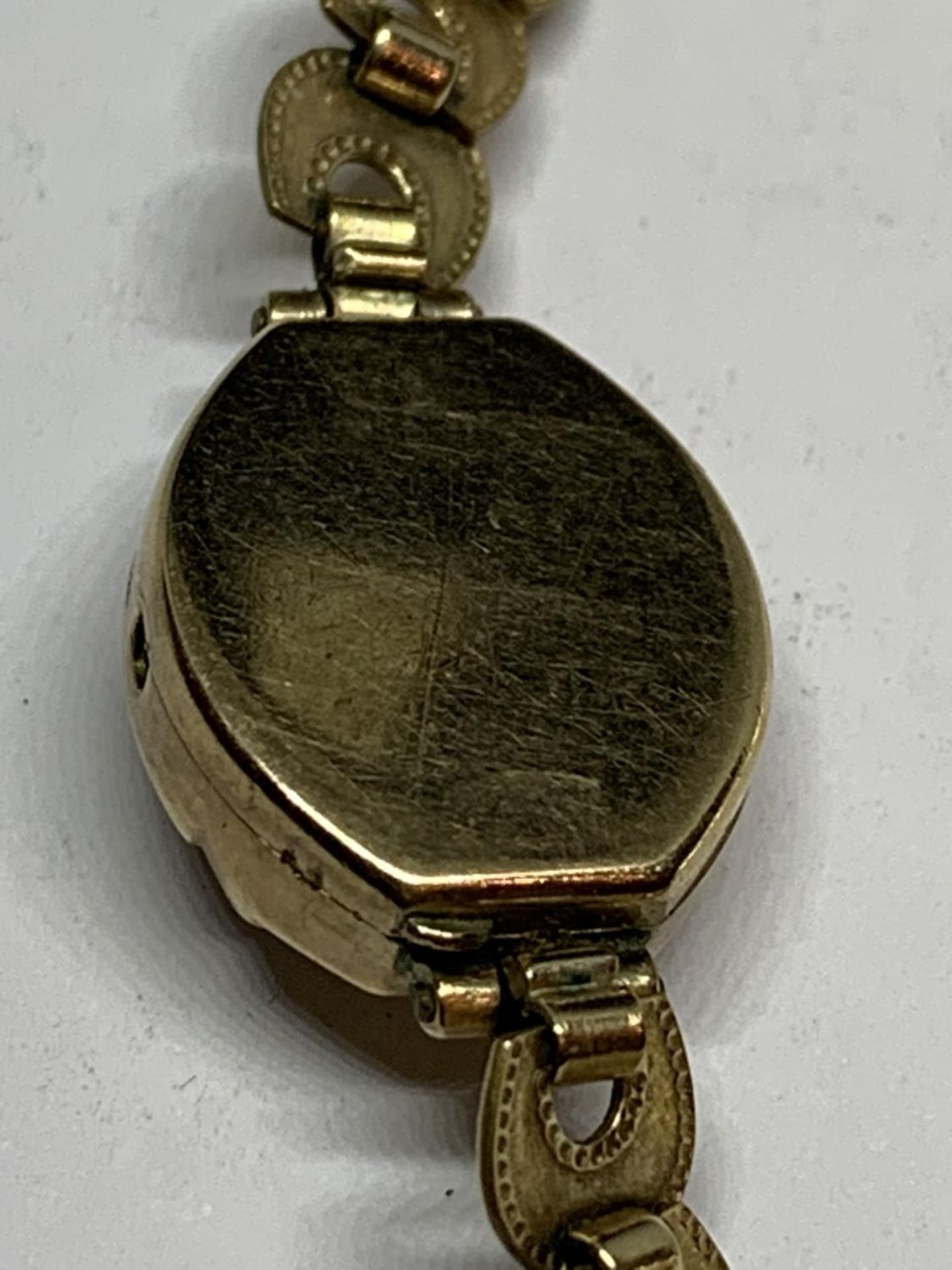 AN ACCURIST 21 JEWELS WRIST WATCH WITH A HALLMARKED 9 CARAT GOLD CASE ON A ROLLED GOLD STRAP NO - Image 4 of 5