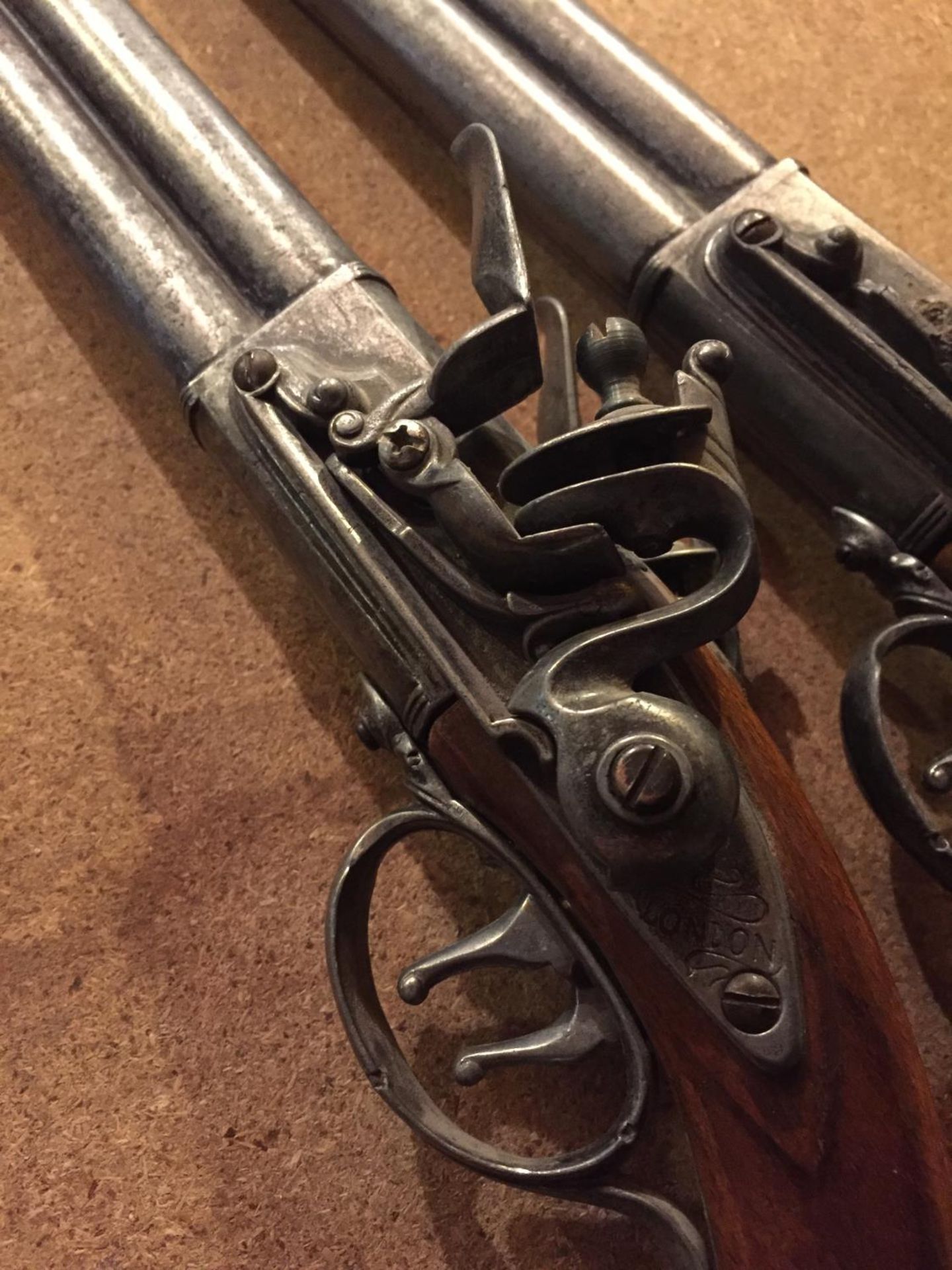 A PAIR OF REPRODUCTION FLINTLOCK PISTOLS AND A KNIFE IN AN ORNATE SHEATH - Image 7 of 12