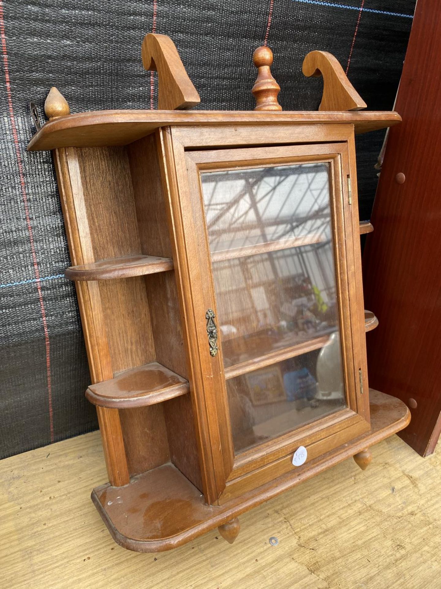 A MINIATURE WOODEN WALL CUPBOARD AND A DECORATIVE TRAY - Image 3 of 5