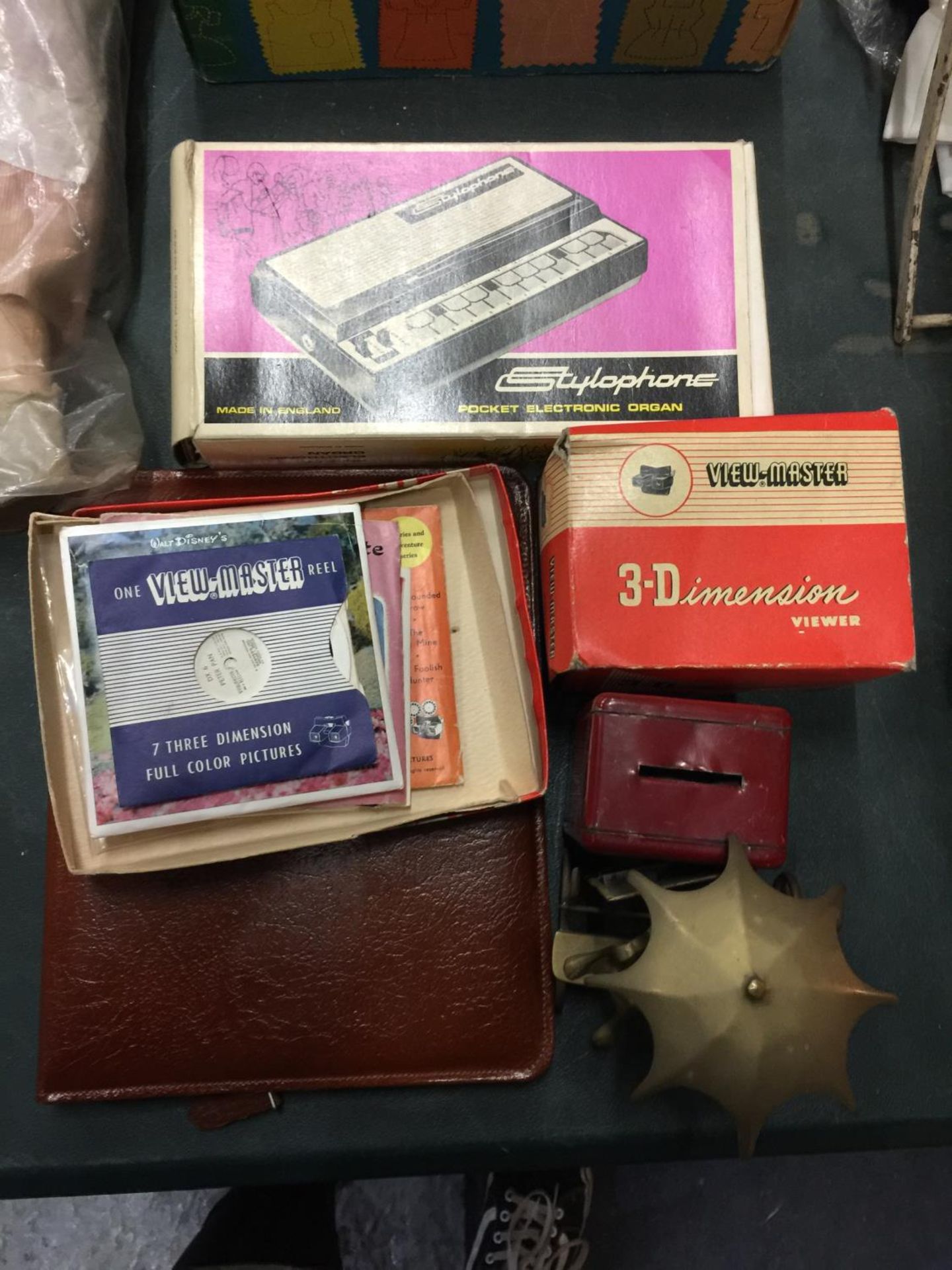 A VINTAGE, BOXED, STYLOPHONE, A BOXED VIEW-MASTER WITH PICTURE DISKS/REELS, BRASS FROG ORNAMENT ETC.