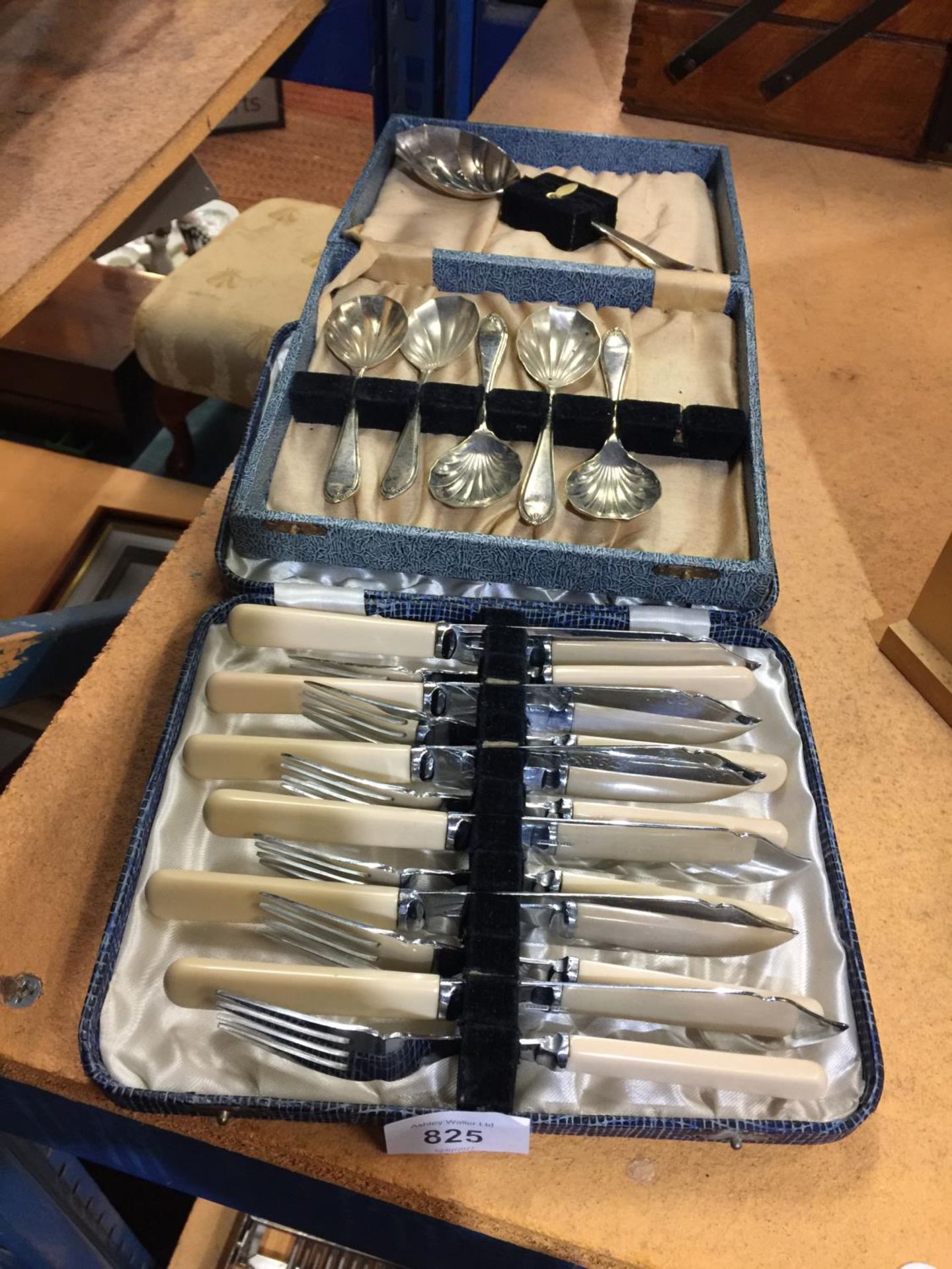 TWO BOXES OF FLATWARE TO INCLUDE SCALLOP STYLE SPOONS (1 MISSING) AND A SET OF BONE HANDLED PASTRY - Image 2 of 2