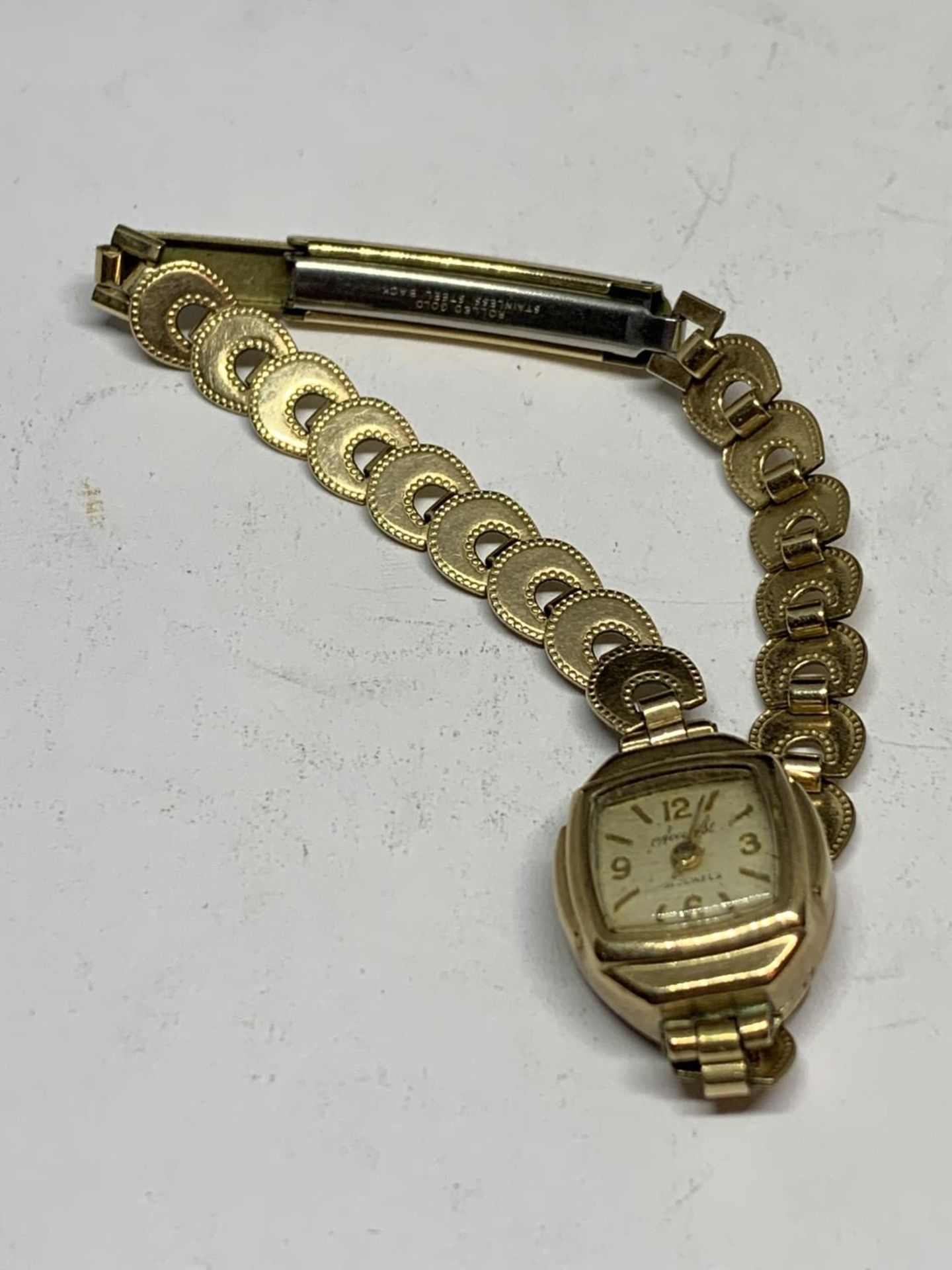 AN ACCURIST 21 JEWELS WRIST WATCH WITH A HALLMARKED 9 CARAT GOLD CASE ON A ROLLED GOLD STRAP NO - Image 2 of 5