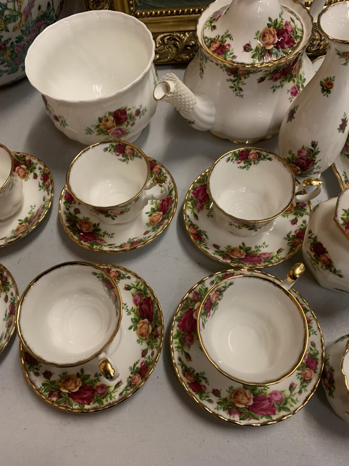 TWENTY TWO PIECES OF ROYAL ALBERT OLD COUNTRY ROSES TO INCLUDE SIX CUPS AND SAUCERS, TEAPOT, MILK - Image 3 of 5