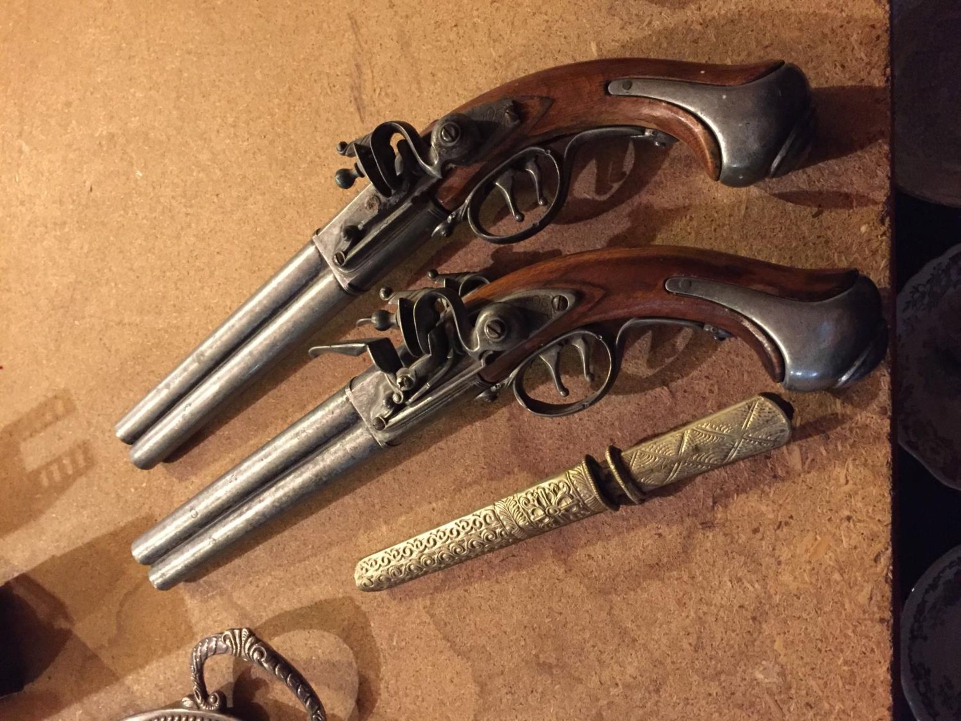 A PAIR OF REPRODUCTION FLINTLOCK PISTOLS AND A KNIFE IN AN ORNATE SHEATH