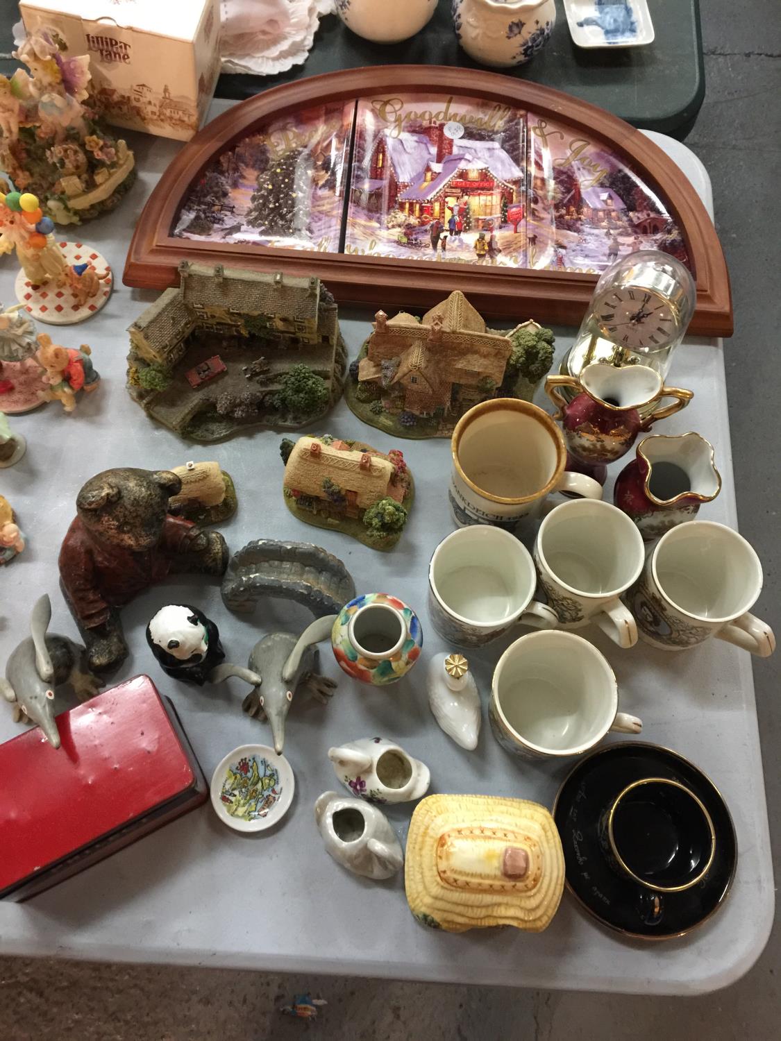 VARIOUS COLLECTABLES TO INCLUDE LILLIPUT LANE COTTAGES, COMMEMORATIVE MUGS, ANIMALS, ETC