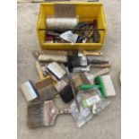 AN ASSORTMENT OF DECORATORS TOOLS TO INCLUDE PAINT BRUSHES AND SCRAPPERS ETC
