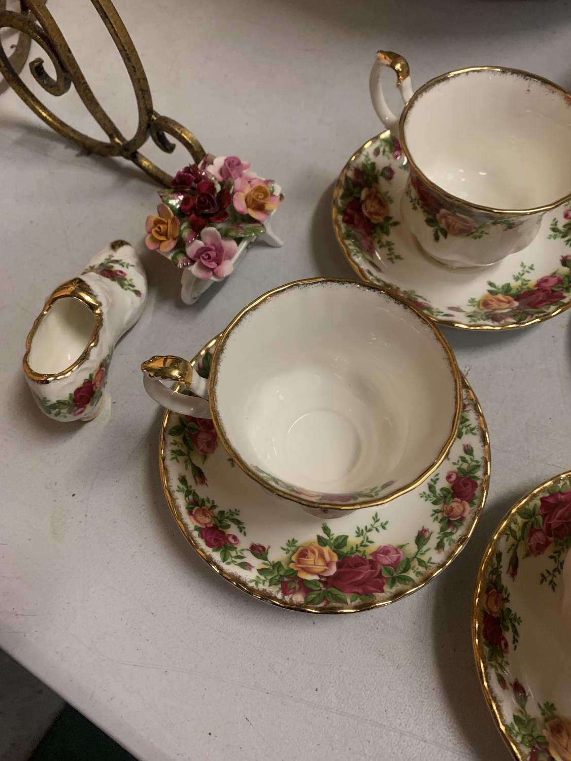 TWENTY TWO PIECES OF ROYAL ALBERT OLD COUNTRY ROSES TO INCLUDE SIX CUPS AND SAUCERS, TEAPOT, MILK - Image 4 of 5