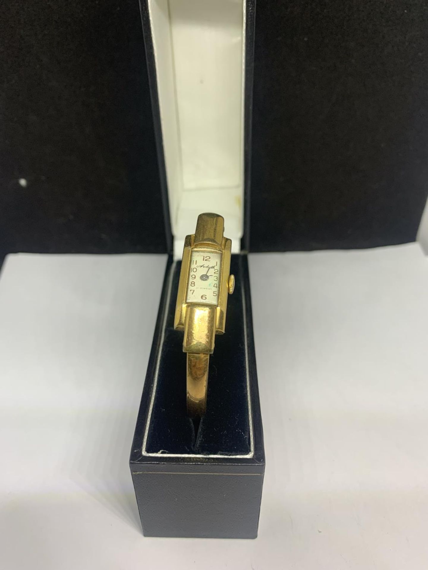 A GOLD PLATED WRIST WATCH IN WORKING ORDER BUT NO WARRANTY WITH A PRESENTATION BOX