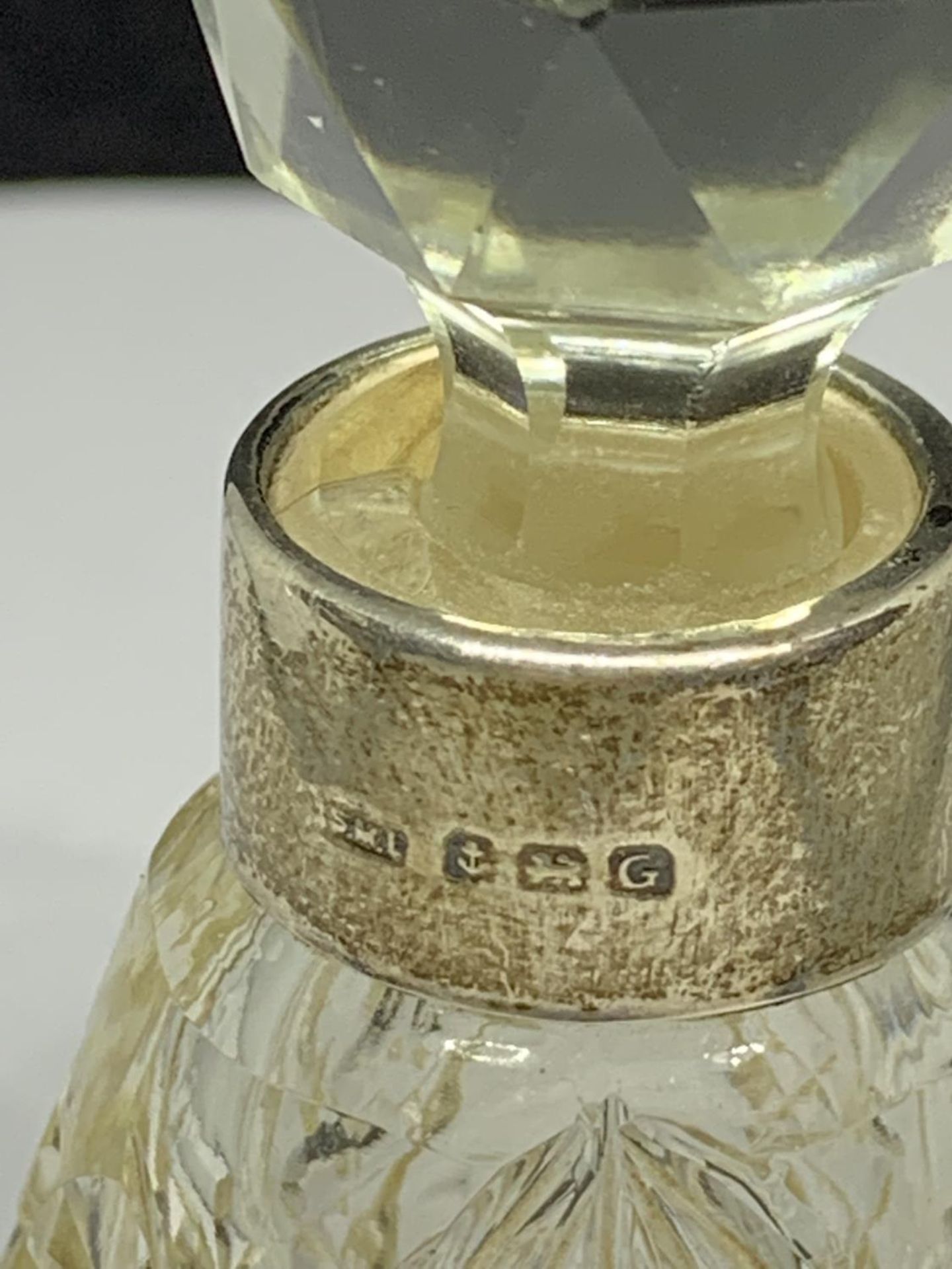 A CUT GLASS PERFUME BOTTLE WITH A HALLMARKED BIRMINGHAM 1931 SILVER COLLAR MAKER SML - Image 3 of 3