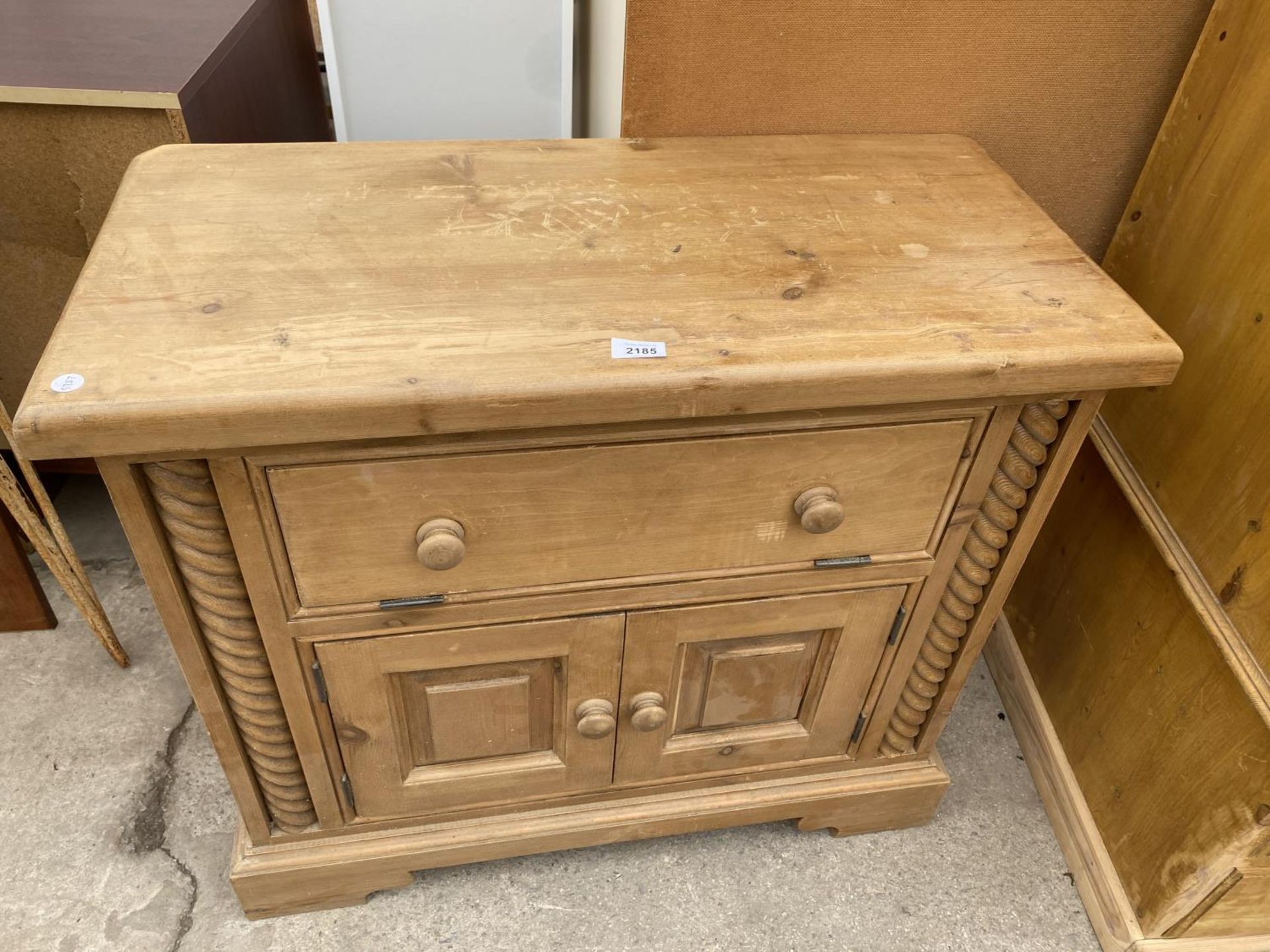 A MODERN PINE TV STAND, 32" WIDE - Image 3 of 6