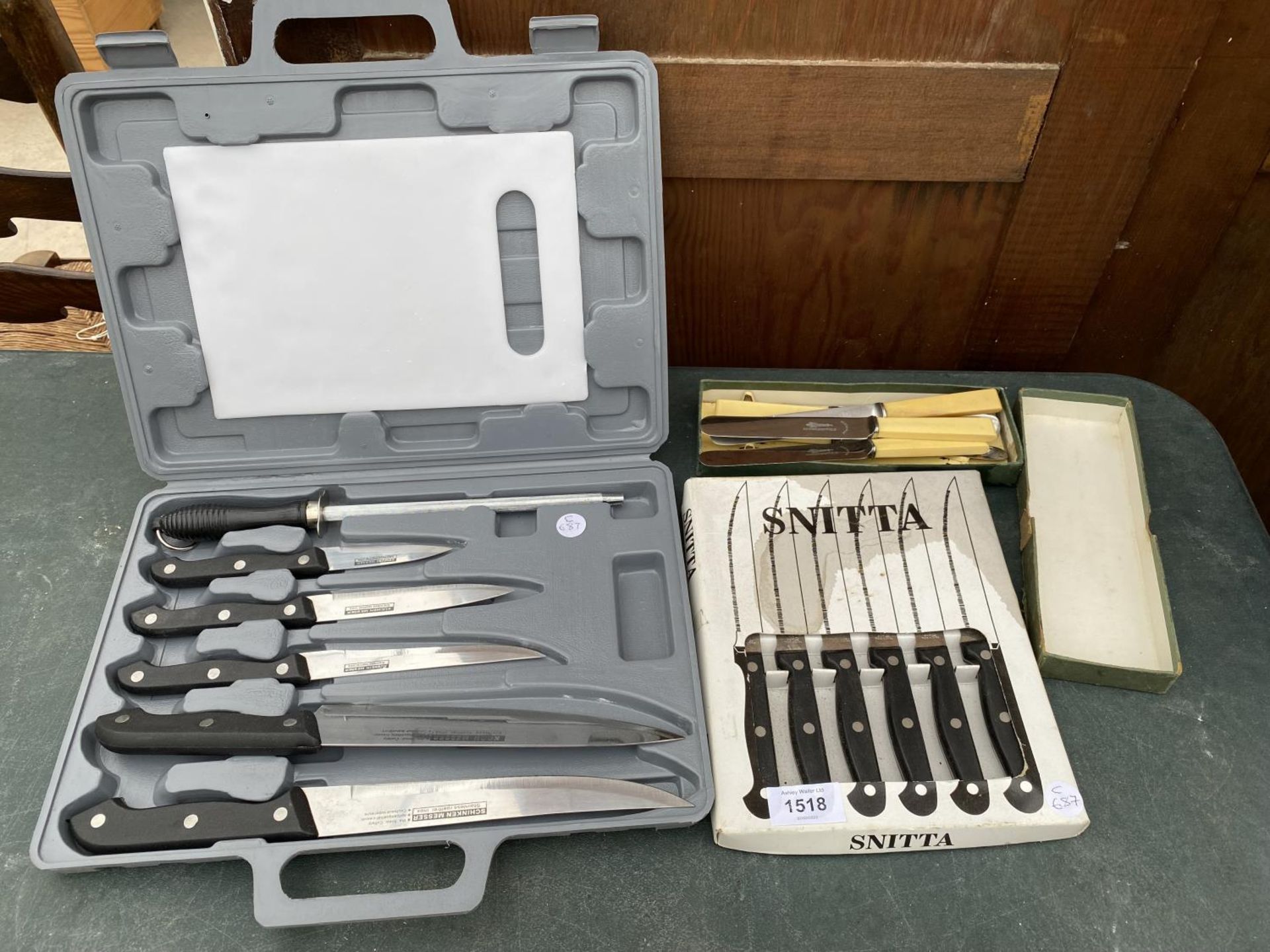 AN ASSORTMENT OF FLAT WARE TO INCLUDE A CASED SET OF KITCHEN KNIVES