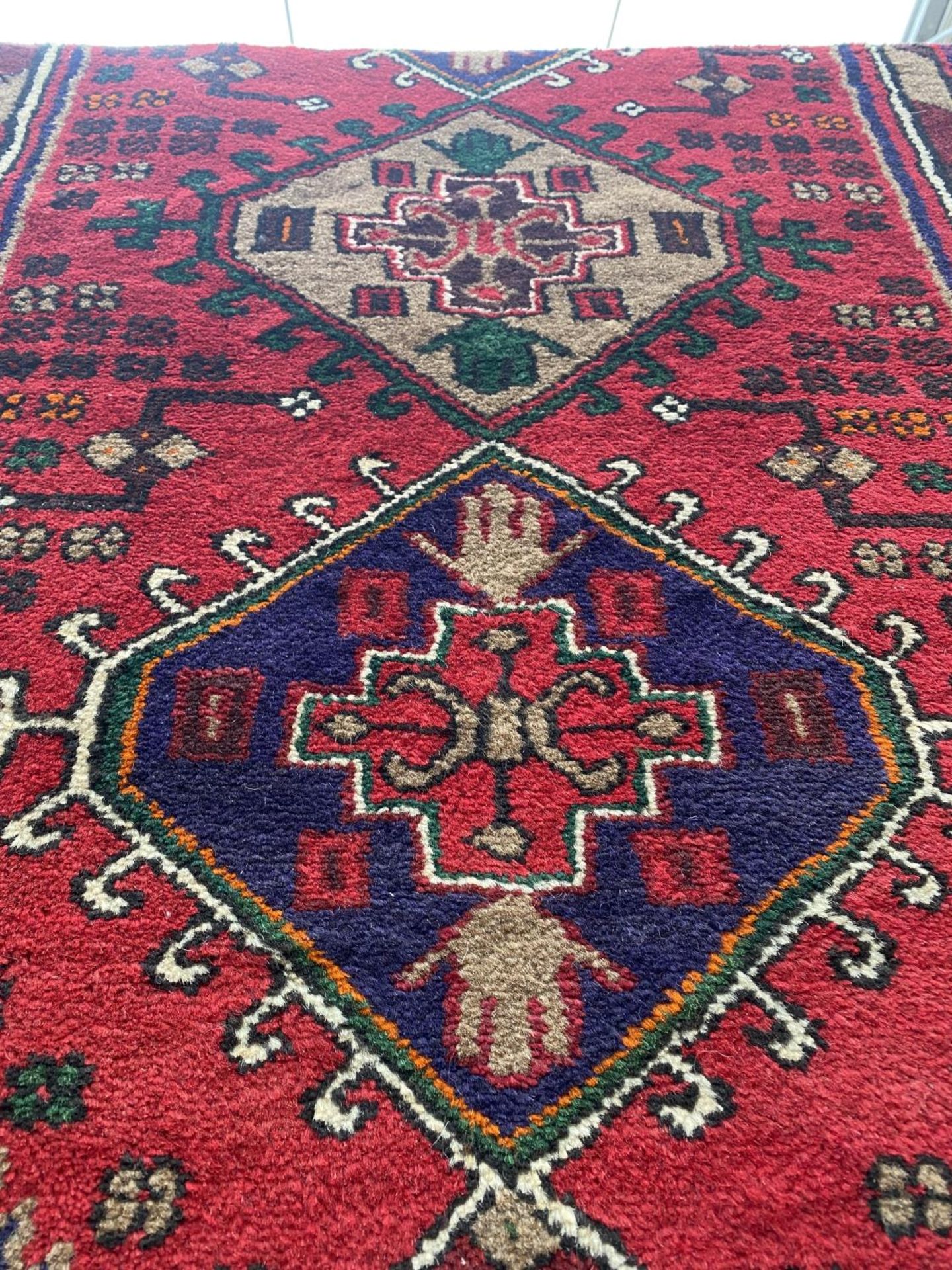 AN AS NEW PURE WOLLEN HANDKNOTTED RED PATTERNED RUG BEARING A RRP LABEL OF £450 FROM PERSIAN RUGS - Image 4 of 4