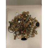 A QUANTITY OF YELLOW METAL COSTUME JEWELLERY TO INCLUDE, WATCHES, NECKLACES, BRACELETS, ETC