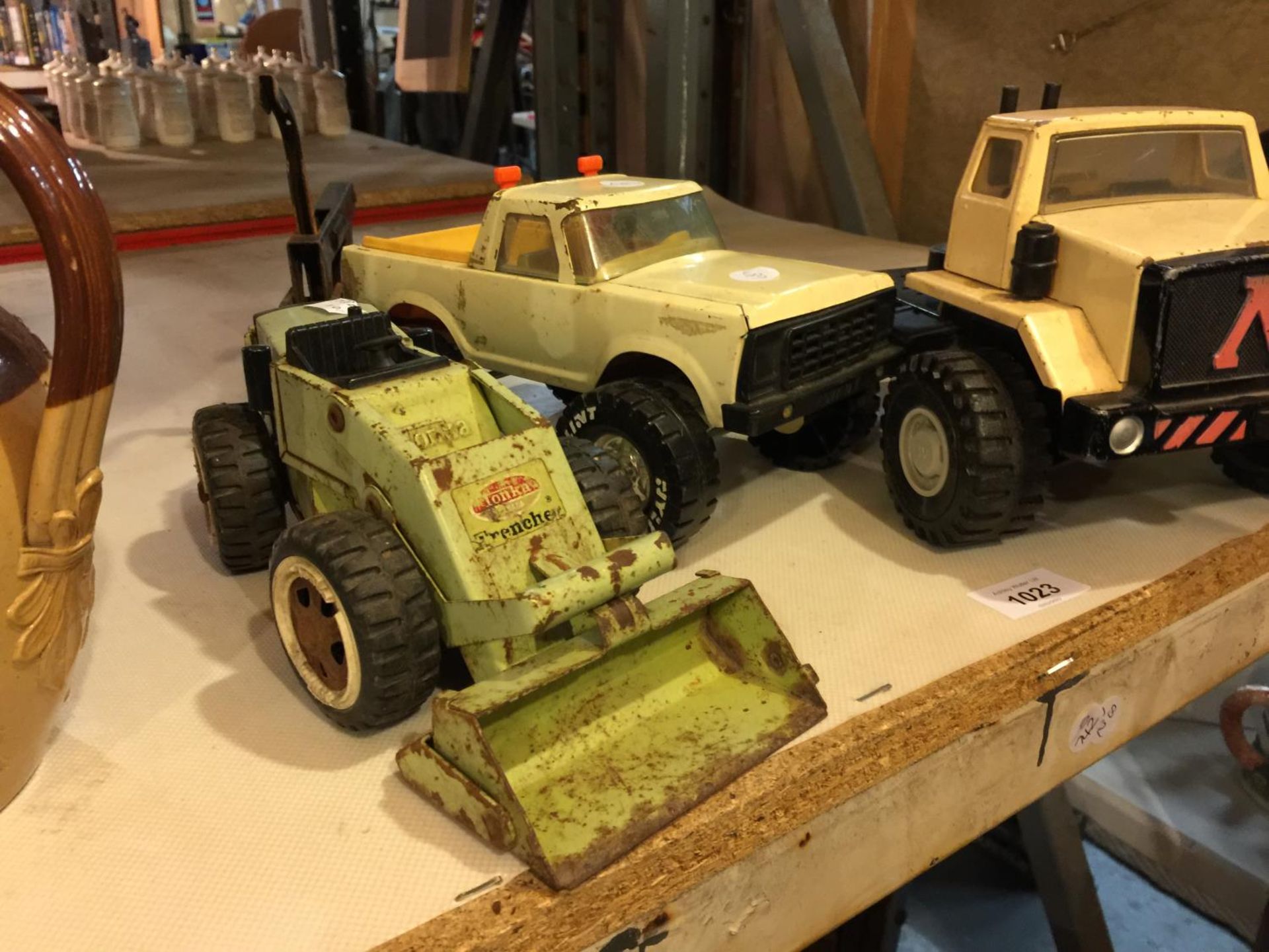 FOUR LARGE METAL CONSTRUCTION TOYS TO INCLUDE, A TONKA TRENCHER, TONKA BULLDOZER, A MECCANO TRUCK, - Image 2 of 5