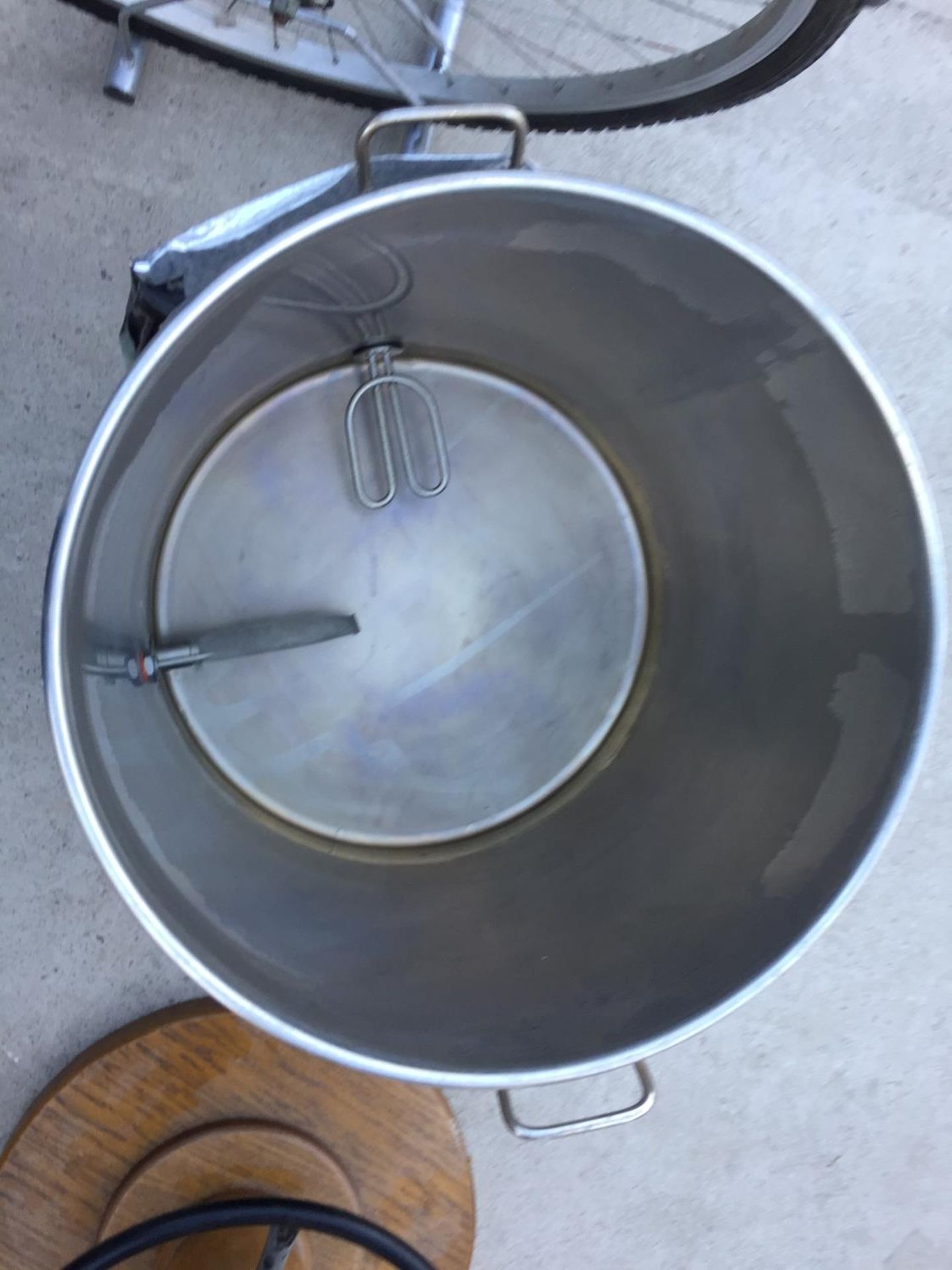 A LARGE STAINLESS STEEL COOKING POT - Image 5 of 6