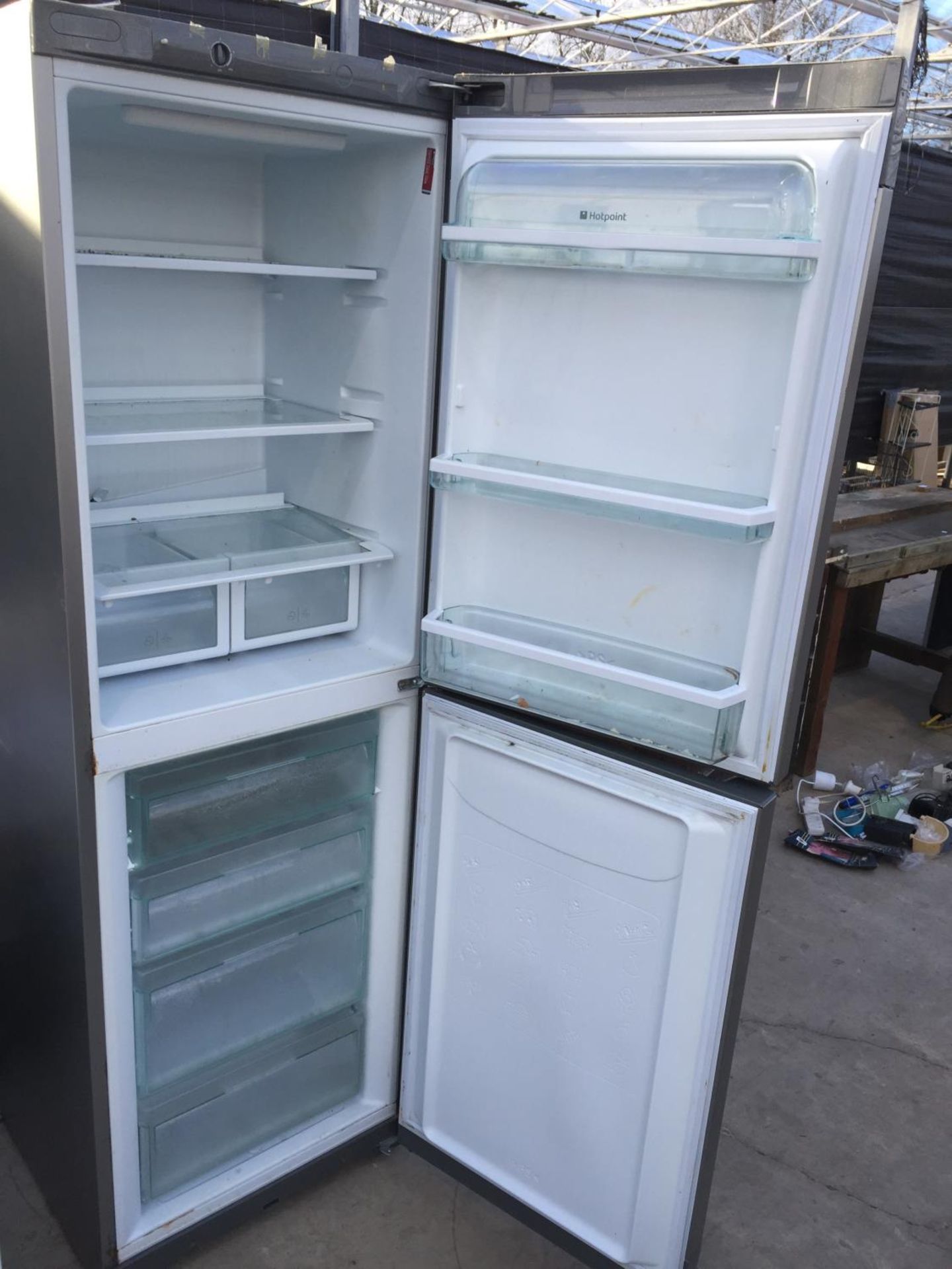 A SILVER HOTPOINT UPRIGHT FRIDGE FREEZER - Image 4 of 5