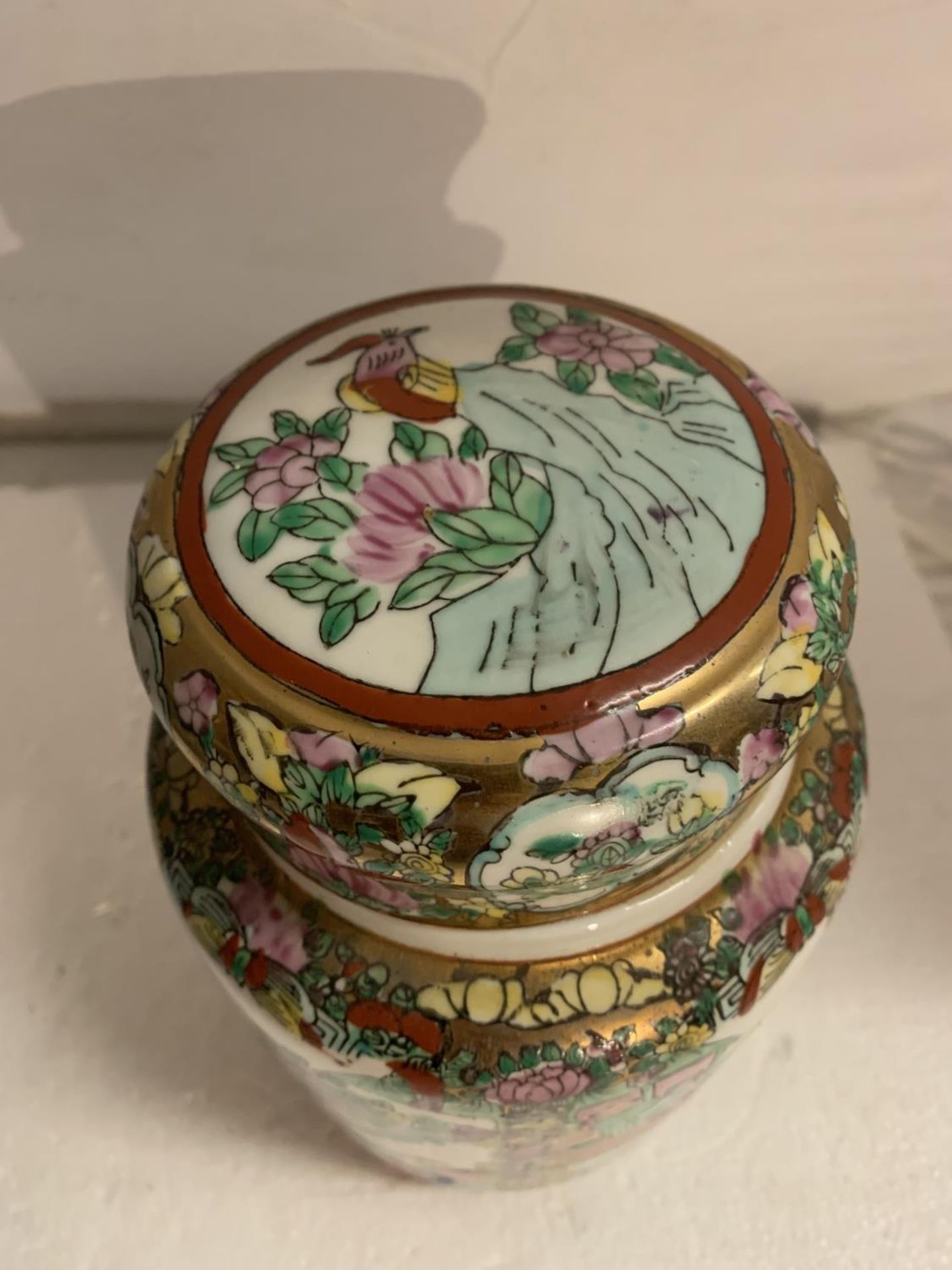 AN ORIENTAL LIDDED POT - Image 2 of 4