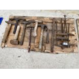 AN ASSORTMENT OF VINTAGE TOOLS TO INCLUDE HAMMERS AND CALIPERS ETC