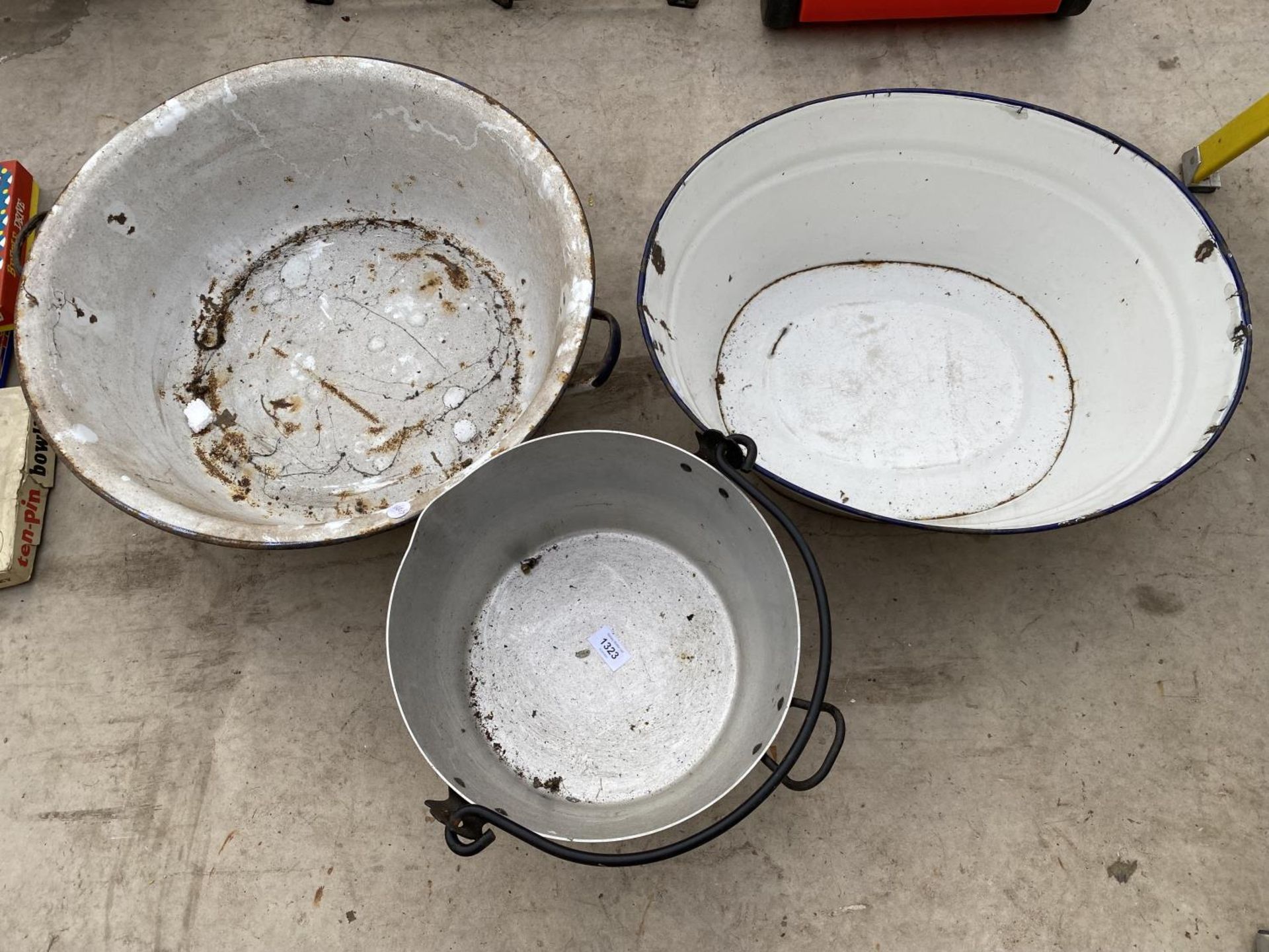 AN ENAMEL WASH BOWL, A SMALL ENAMEL BATH AND A STAINLESS STEEL COOKING POT