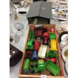 A WOODEN TRAY OF VARIOUS FARM MACHINERY TOYS TOGETHER WITH FARM/TRACTOR BUILDING