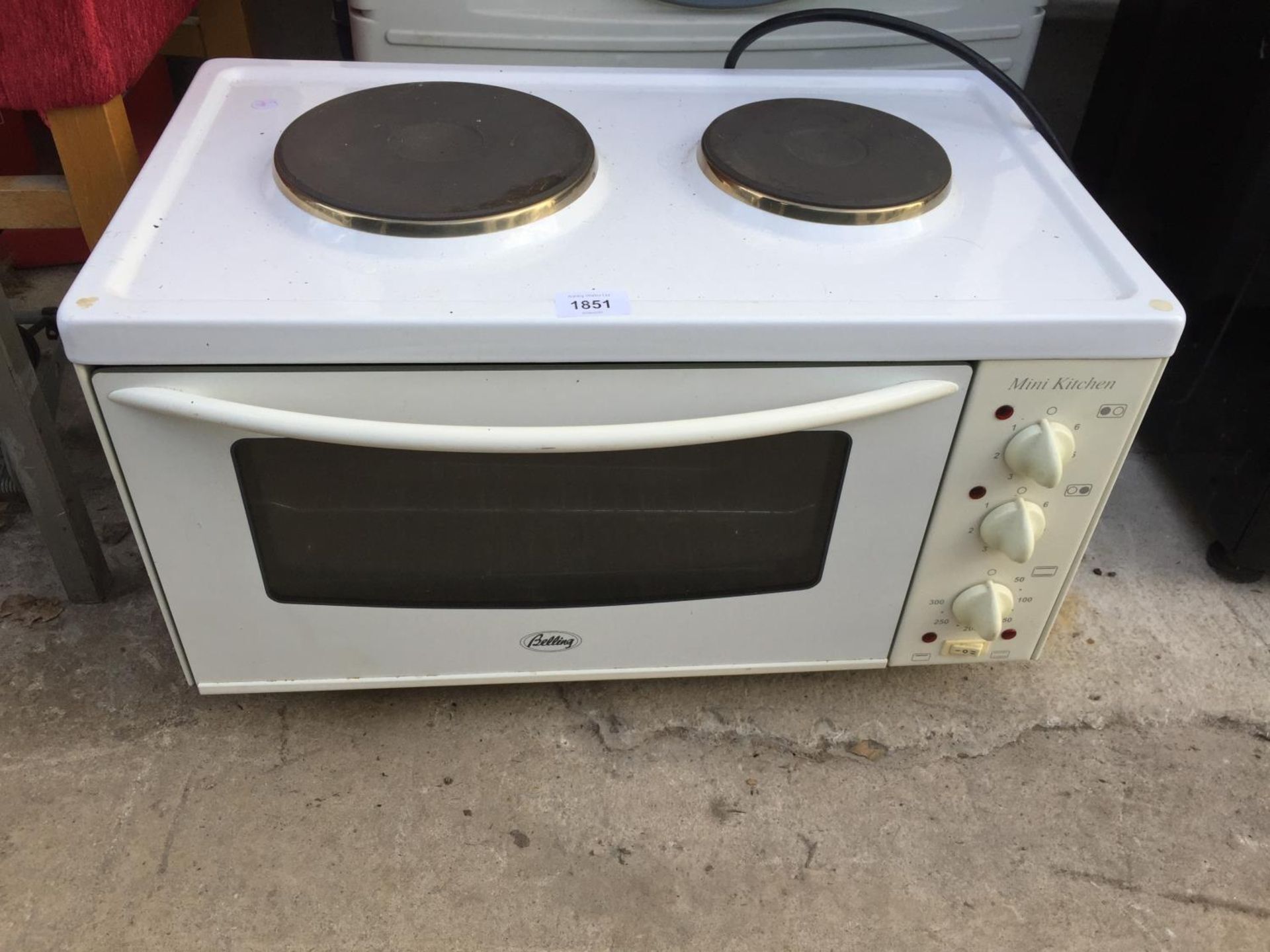 A WHITE COUNTER TOP BELLING OVEN AND HOB