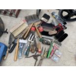 AN ASSORTMENT OF HAND TOOLS TO INCLUDE HAMMER, PAINT BRUSHES AND FORKS ETC