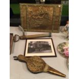 A COLLECTION OF BRASSWARE TO INCLUDE, BELLOWS, A BRASS PLAQUE, A BRASS PUMP PLUS A VINTAGE PRINT