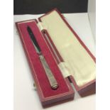 A HALLMARKED SHEFFIELD SILVER HANDLED LETTER OPENER IN A PRESENTATION BOX