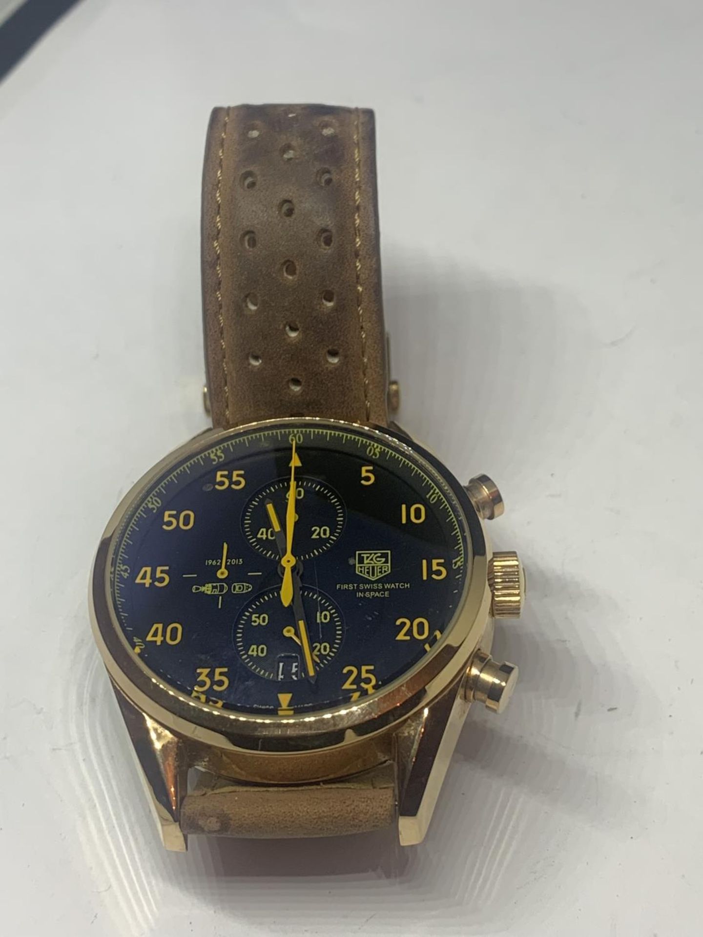 A GENTS FASHION WATCH WITH A BROWN LEATHER STRAP SEEN WORKING BUT NO WARRANTY