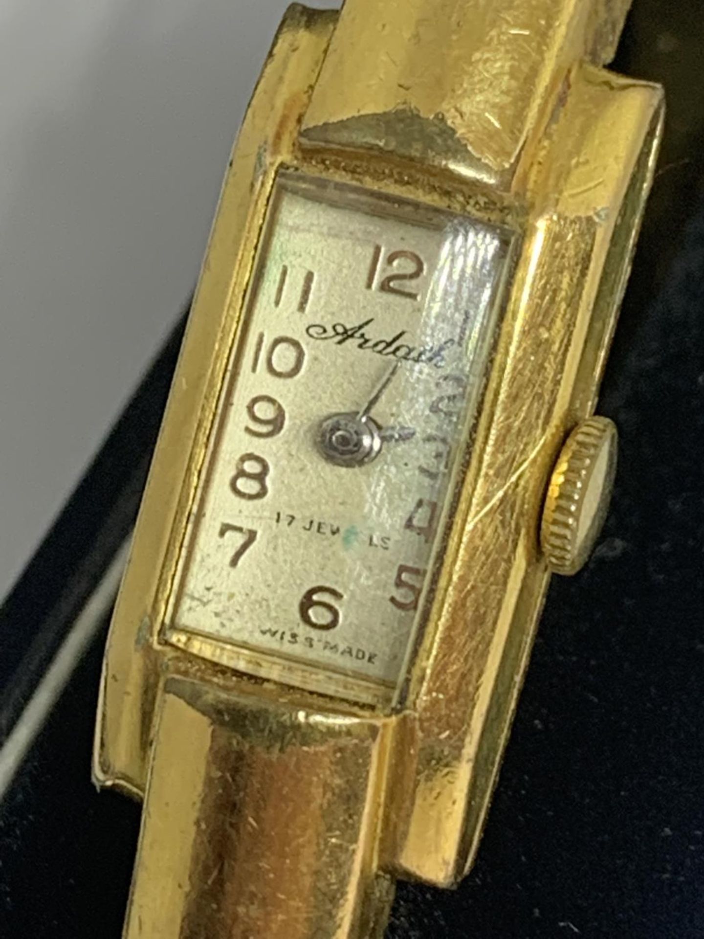 A GOLD PLATED WRIST WATCH IN WORKING ORDER BUT NO WARRANTY WITH A PRESENTATION BOX - Image 3 of 3