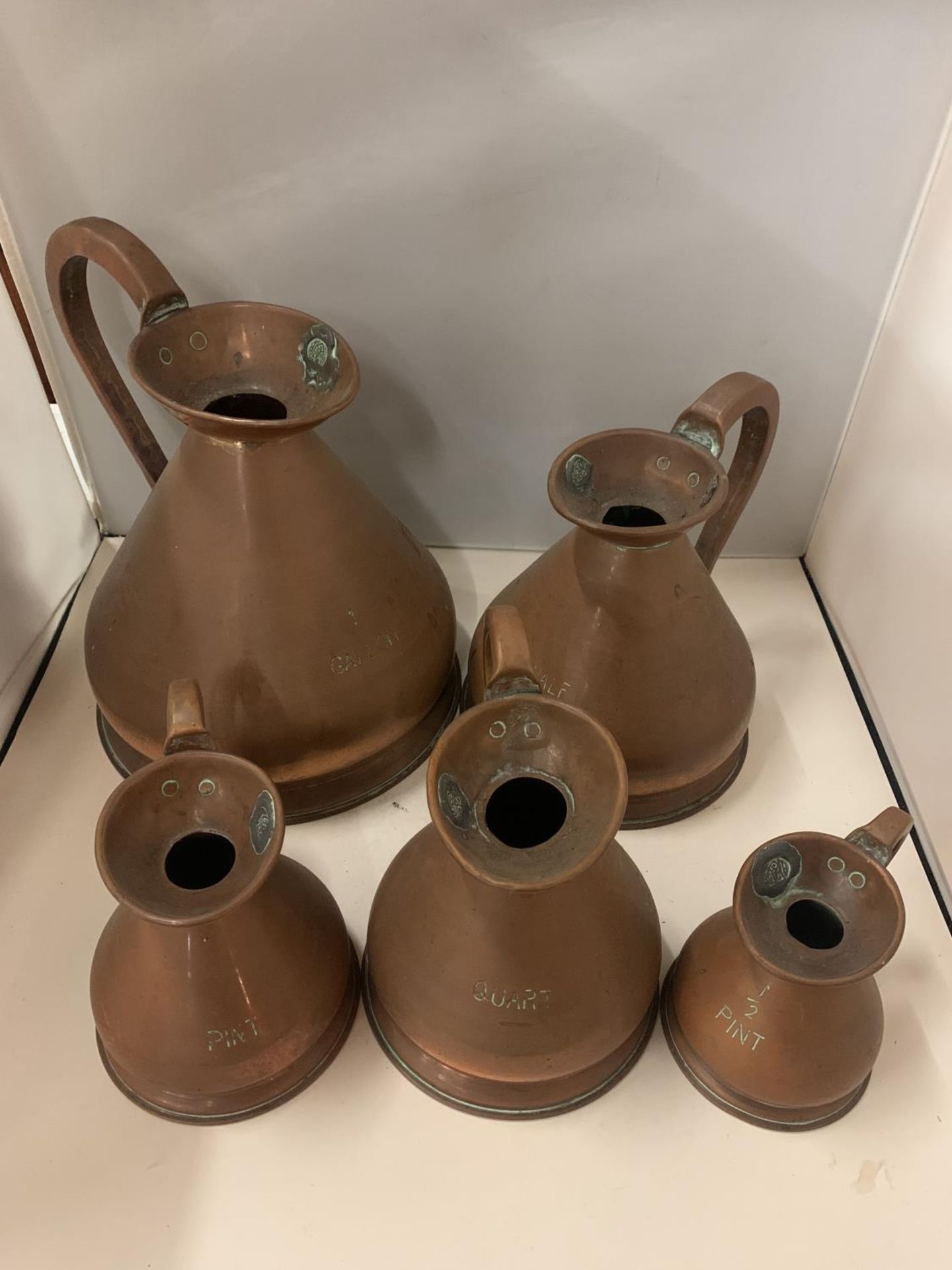 A SET OF FIVE GRADUATED COPPER JUGS MARKED 1/2 PINT TO 1 GALLON WITH SEAL MARKS - Image 6 of 6