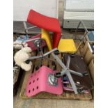 AN ASSORTMENT OF HOUSEHOLD CLEARANCE ITEMS TO INCLUDE BOOKS, A SUITCASE AND CHAIRS ETC
