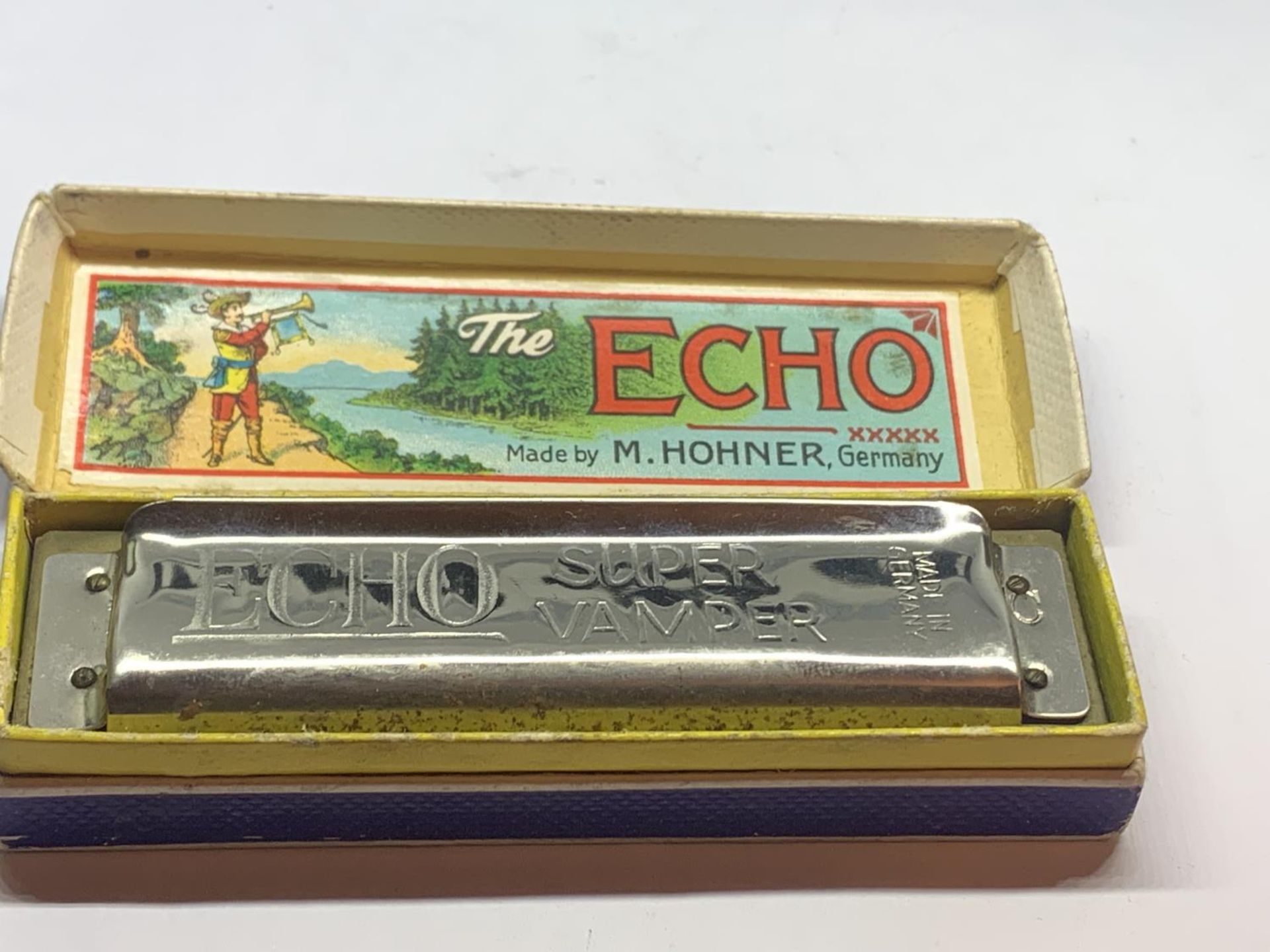 A VINTAGE HOHNER ECHO SUPER VAMPER MOUTH ORGAN WITH ORIGINAL BOX