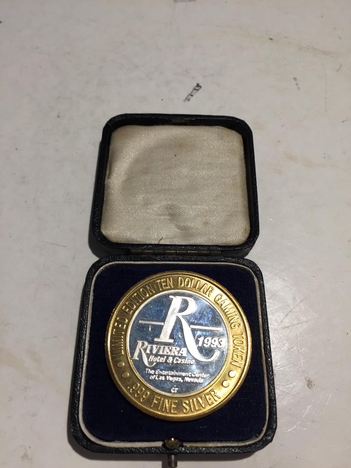 A 1996 LE CAGE $10 GAMING TOKEN, MARKED .999 SILVER