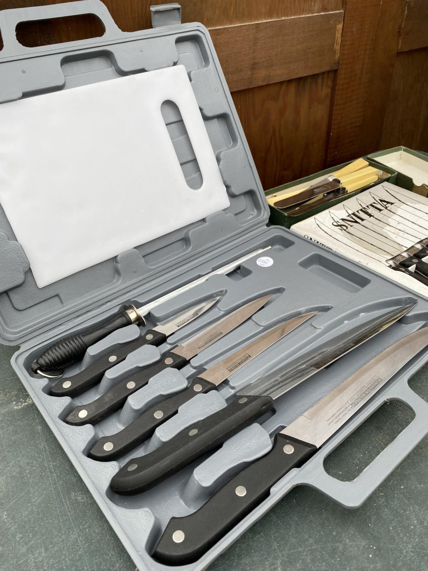 AN ASSORTMENT OF FLAT WARE TO INCLUDE A CASED SET OF KITCHEN KNIVES - Image 3 of 3