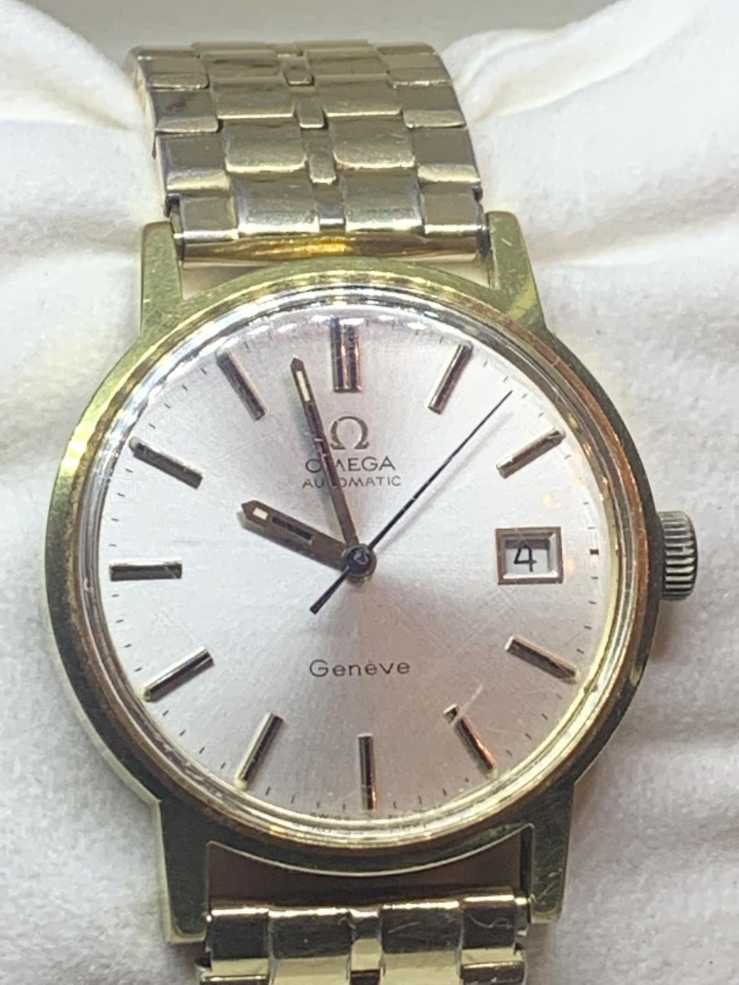 AN OMEGA AUTOMATIC GENEVE WRIST WATCH IN A PRESENTATION BOX SEEN WORKING AT TIME OF CATALOGUING - Image 2 of 4