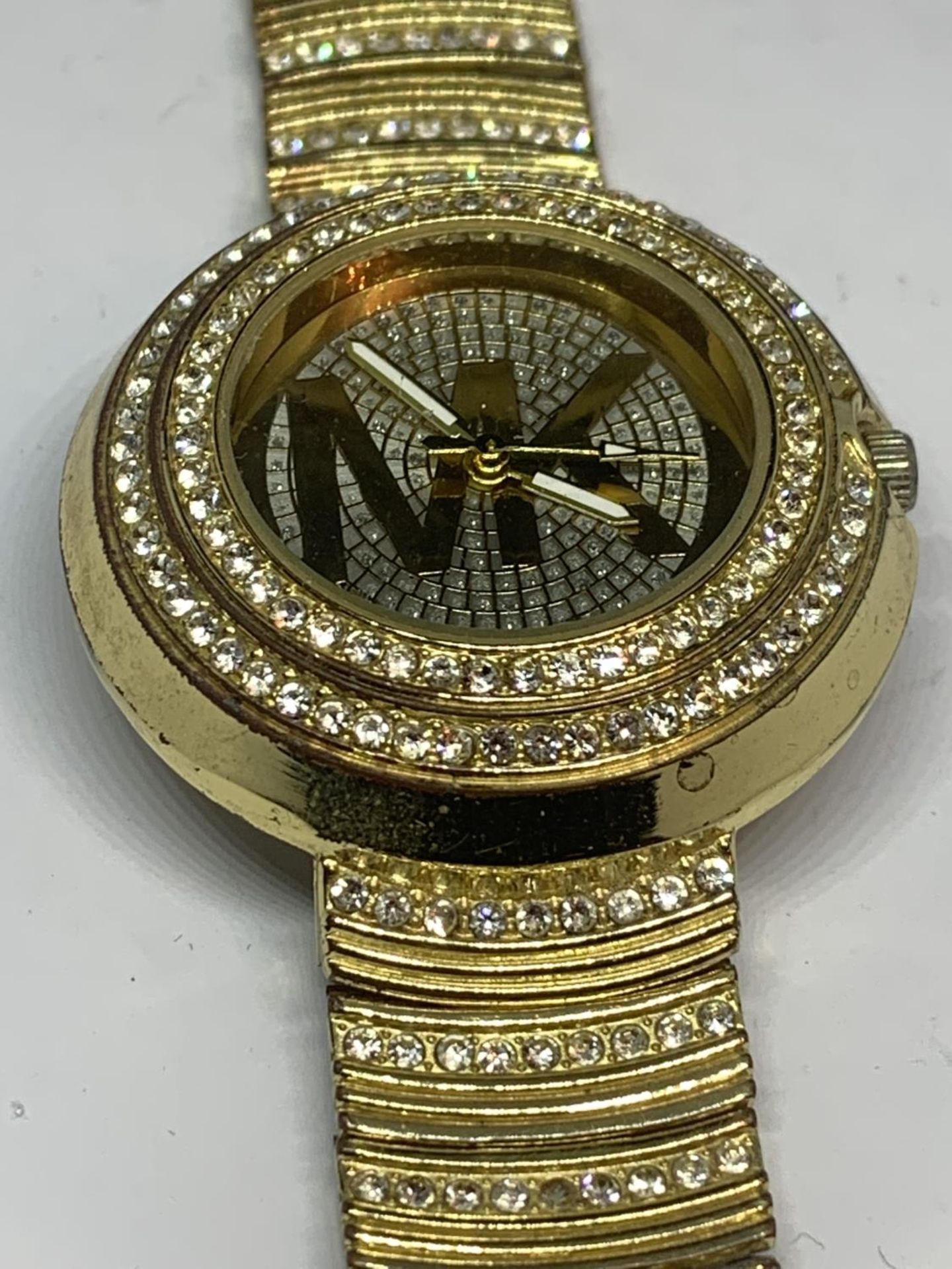 A DECORATIVE YELLOW METAL AND CLEAR STONE FASHION WRIST WATCH - Image 2 of 3