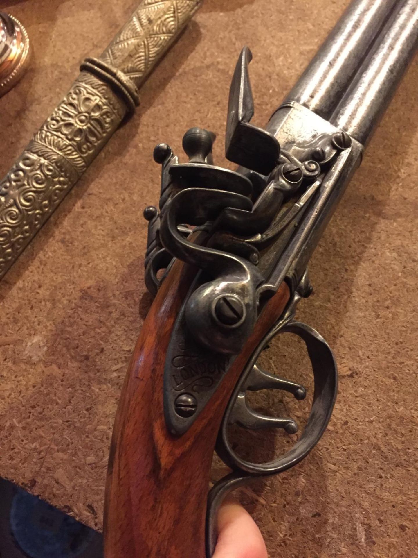 A PAIR OF REPRODUCTION FLINTLOCK PISTOLS AND A KNIFE IN AN ORNATE SHEATH - Image 11 of 12