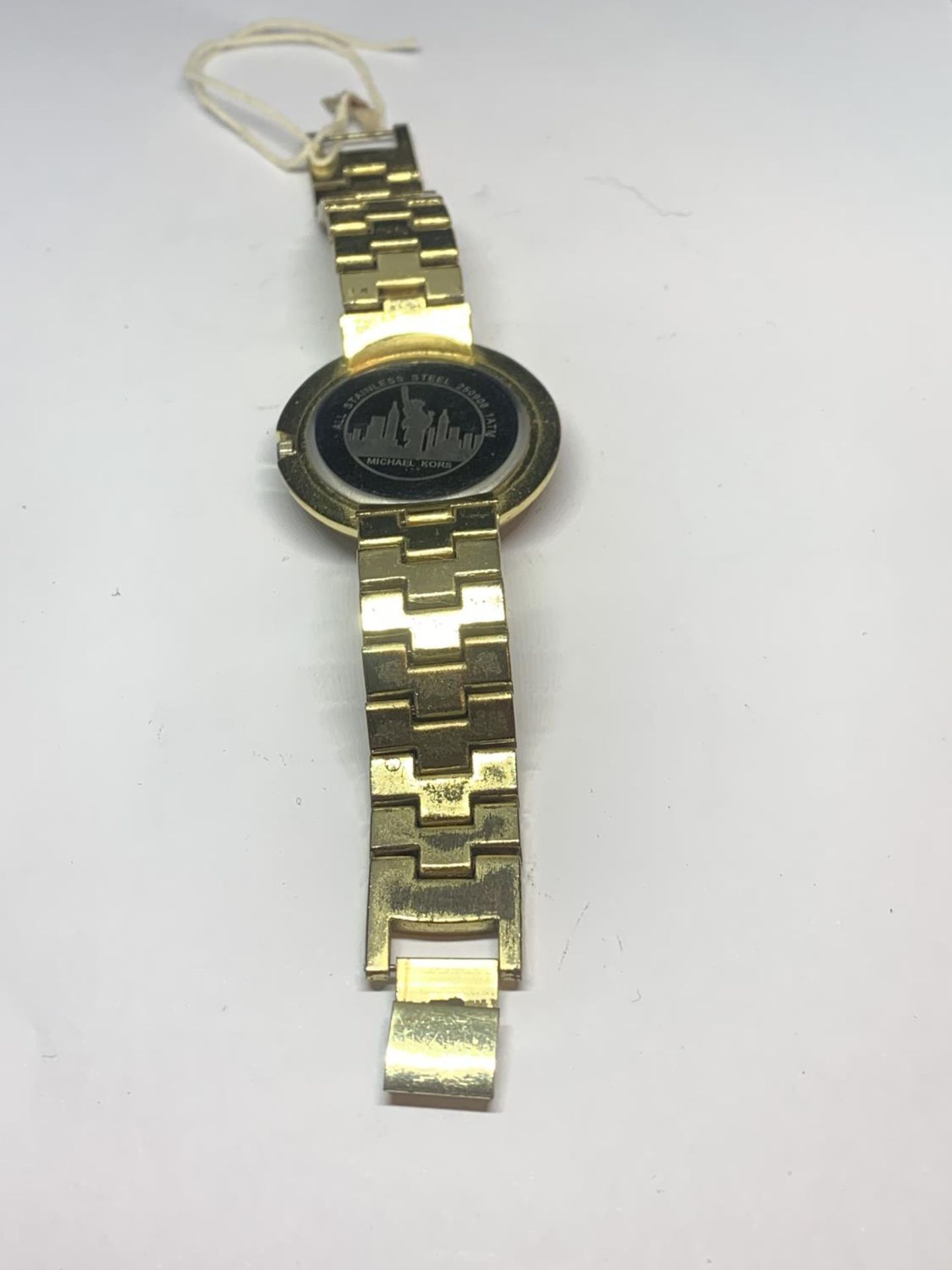 A DECORATIVE YELLOW METAL AND CLEAR STONE FASHION WRIST WATCH - Image 3 of 3