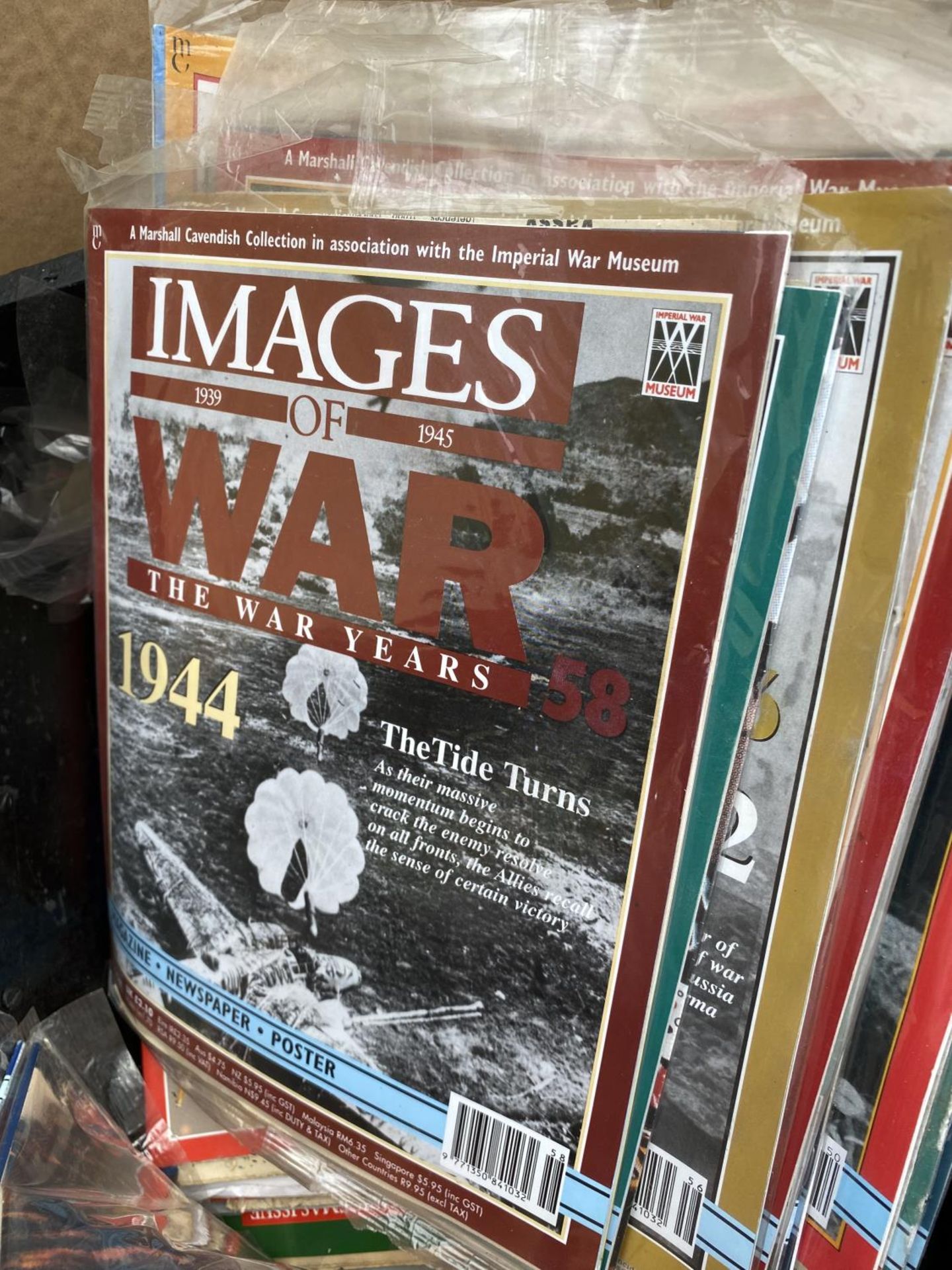 A VINTAGE WOODEN STORAGE CHEST TO INCLUDE IMAGES OF WAR MAGAZINES - Image 4 of 5