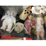 A COLLECTION OF VINTAGE DOLLS AND TEDDIES TO INCLUDE A HUMPTY DUMPTY, A 'DISNEY' PINOCCHIO AND A '