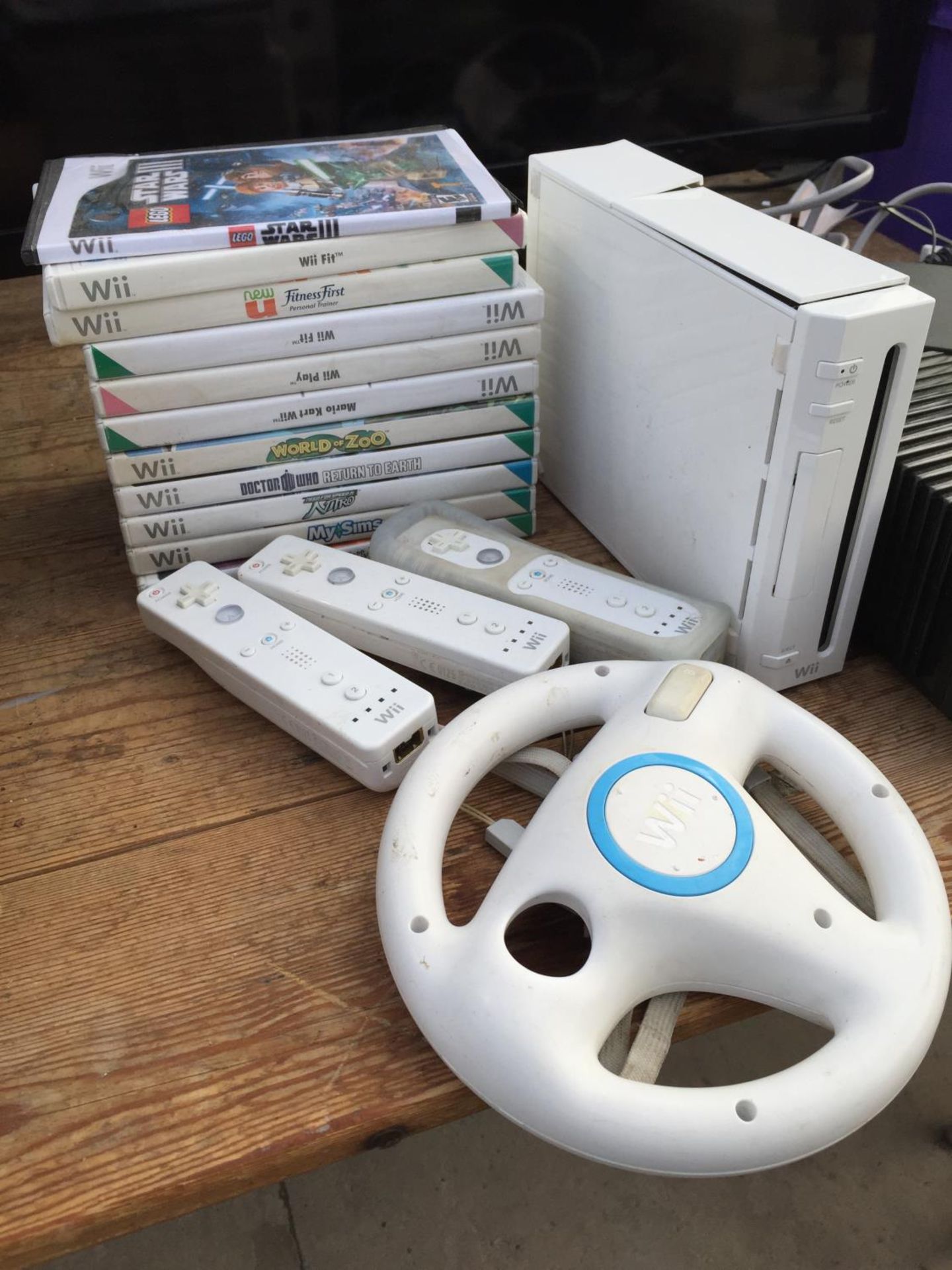 AN ASSORTMENT OF ITEMS TO INCLUDE AN XBOX AND A NINTENDO WII TO ALSO INCLUDE WII GAMES ETC - Image 3 of 3