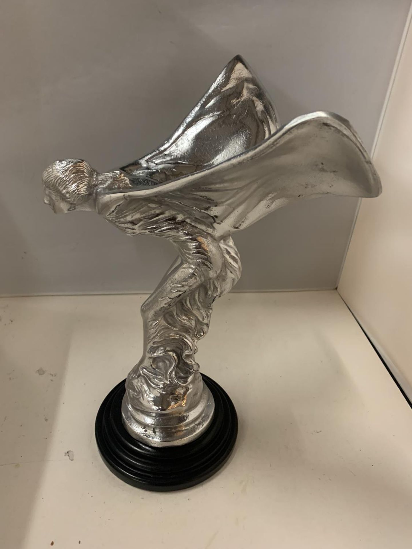 A LARGE CHROME SPIRIT OF ECSTACY ON A MARBLE BASE HEIGHT 36CM - Image 4 of 4