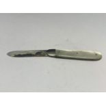 A HALLMARKED SHEFFIELD SILVER FRUIT KNIFE WITH MOTHER OF PEARL HANDLE