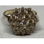 A 9 CARAT GOLD CLEAR STONE CLUSTER RING SIZE O