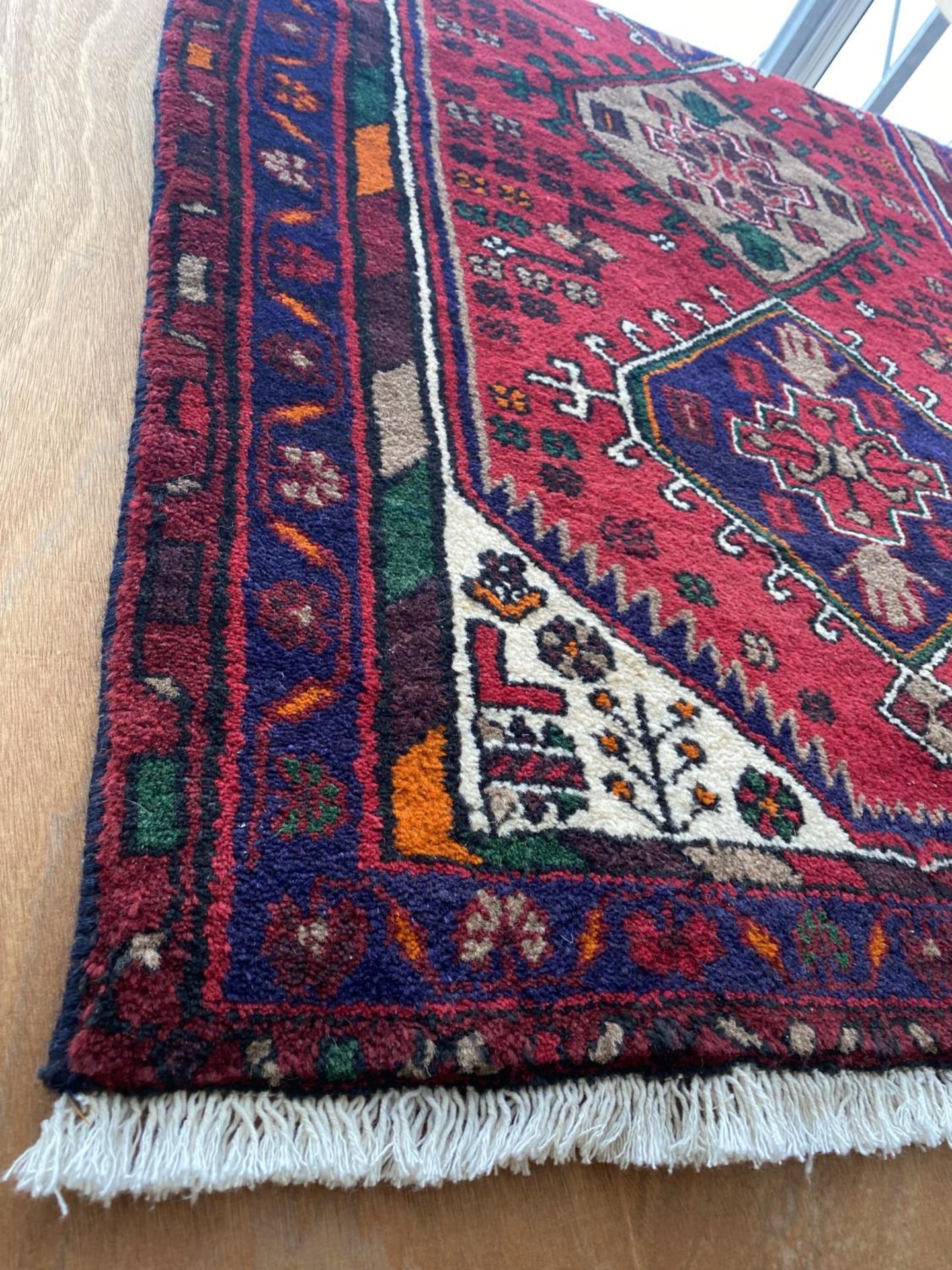 AN AS NEW PURE WOLLEN HANDKNOTTED RED PATTERNED RUG BEARING A RRP LABEL OF £450 FROM PERSIAN RUGS - Image 3 of 4