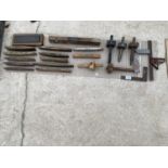 AN ASSORTMENT OF VINTAGE TOOLS TO INCLUDE SPIRIT LEVELS, SET SQUARES AND MARKING GAUGES