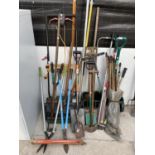 A LARGE QUANTITY OF GARDEN TOOLS TO INCLUDE A TURF CUTTER, SPADES AND FORKS ETC