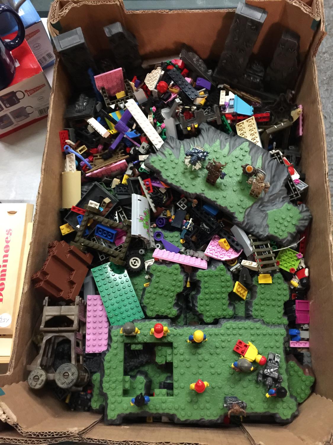 A LARGE BOX OF MIXED LEGO ETC. - Image 2 of 3