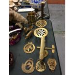 A QUANTITY OF BRASS ITEMS TO INCLUDE HORSE BRASSES, ANIMALS, TRIVETS, ETC